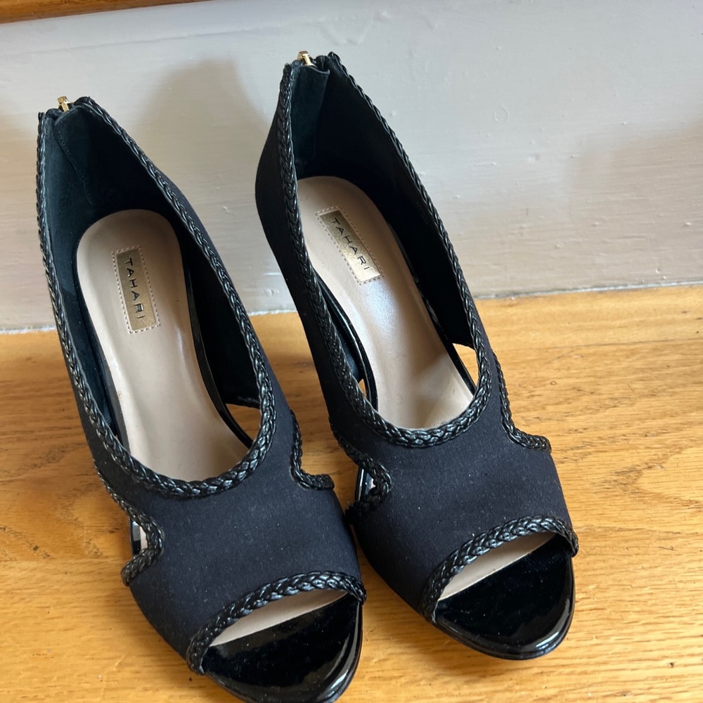 Tahari Black fabric braided edge peep toe sexy heels. Size 8M. Gorgeous!